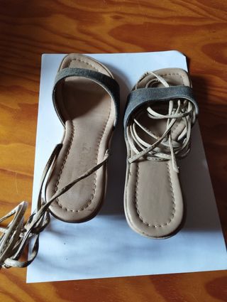 Sandalias beige y grises con cordones