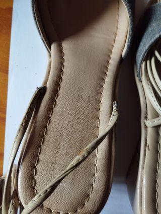 Sandalias beige y grises con cordones