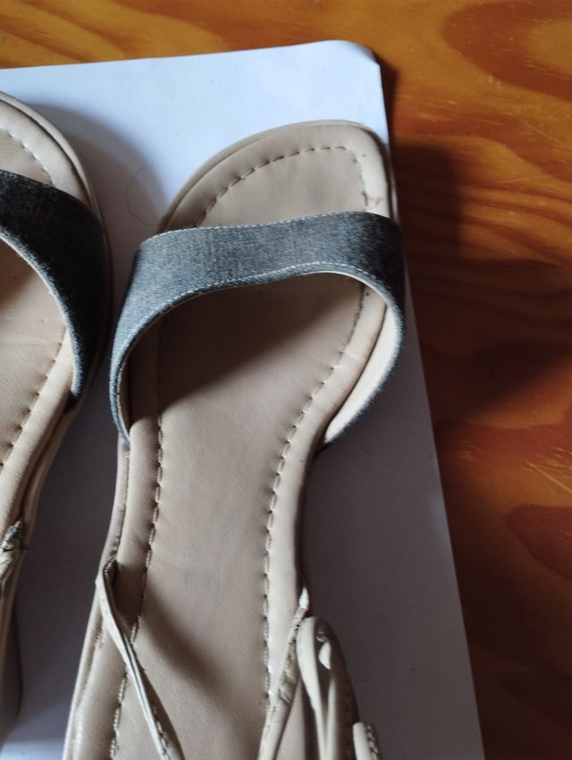 Sandalias beige y grises con cordones