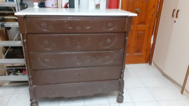 Cómoda de madera con remate superior de mármol