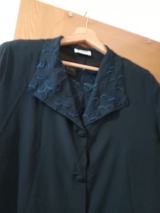 Conjunto elegante con vestido y chaqueta a juego 