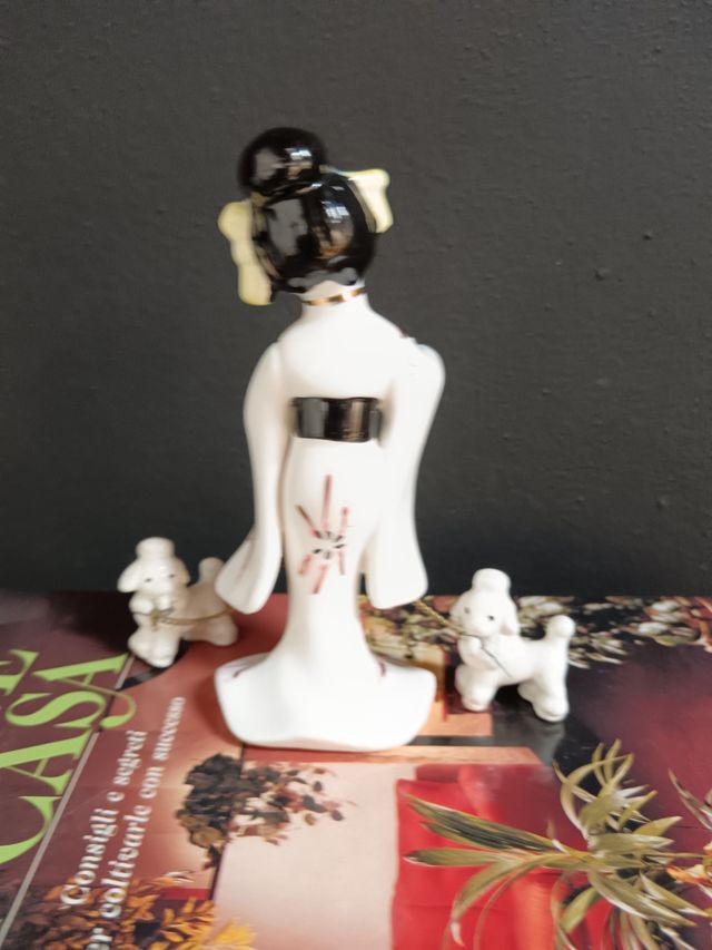 Statuetta geisha con due cani in ceramica