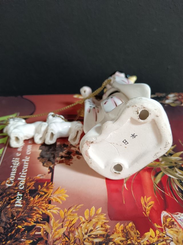 Statuetta geisha con due cani in ceramica