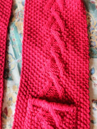 Bufanda tejida roja con bolsillos