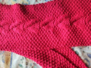 Bufanda tejida roja con bolsillos