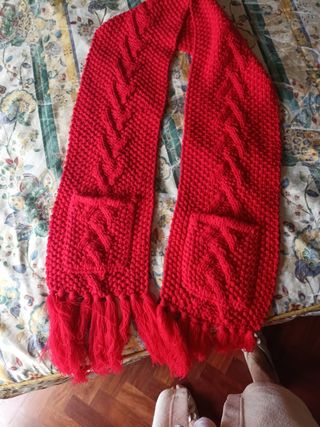 Bufanda tejida roja con bolsillos