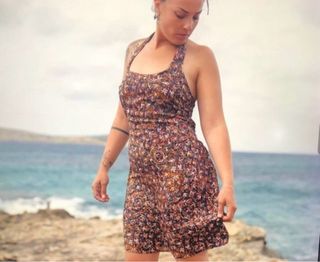 Vestido corto marrón estampado