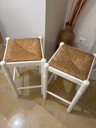 Taburetes altos de madera y ratán