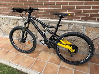 Bicicleta de Montaña Negra y Amarilla