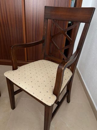 Mesa de comedor y 4 sillas todo de madera maciza