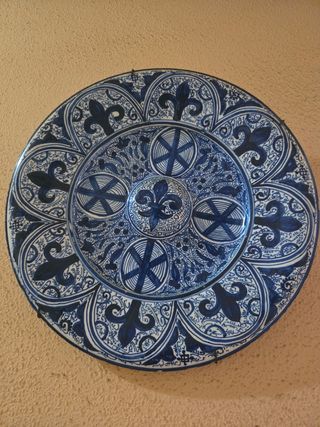 Plato de cerámica azul y blanco