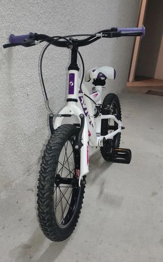 Bicicleta infantil blanca y morada