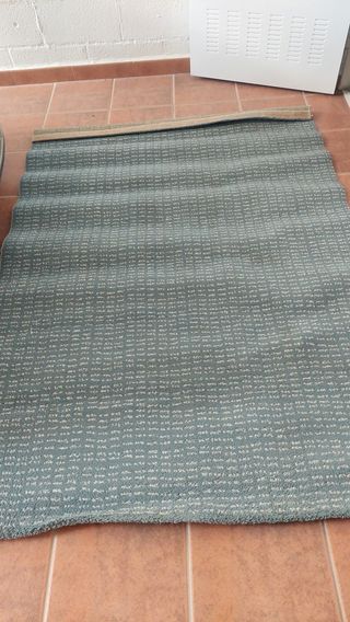 Alfombra celeste con diseño de cuadros