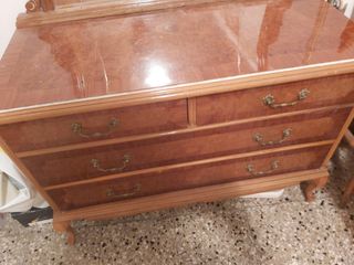 Tocador de madera con cajones