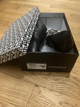 Scarpe Primadonna nere con cinturino e tacco alto
