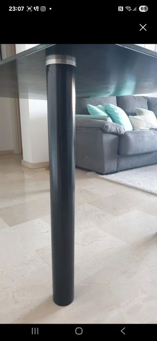 Mesa de cristal negra con patas metálicas