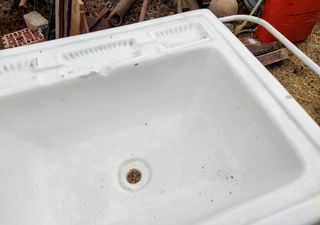 Antiguo lavabo con soporte metálico