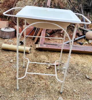 Antiguo lavabo con soporte metálico