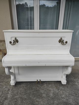 Piano antiguo de madera blanco