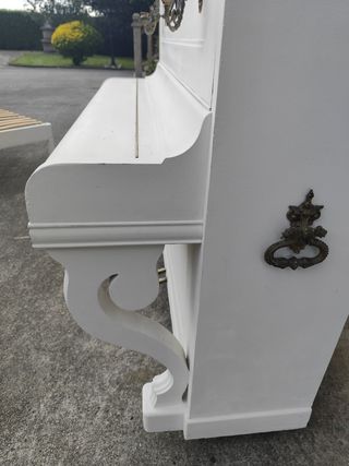 Piano antiguo de madera blanco