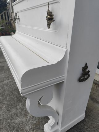 Piano antiguo de madera blanco