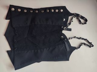 Pantalón negro con adornos y blusa conjunto 