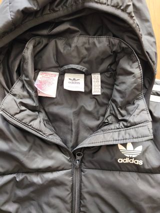 Plumífero Negro con Capucha
Talla 11/12