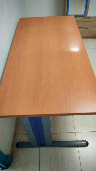 Mesa de despacho de madera marrón 