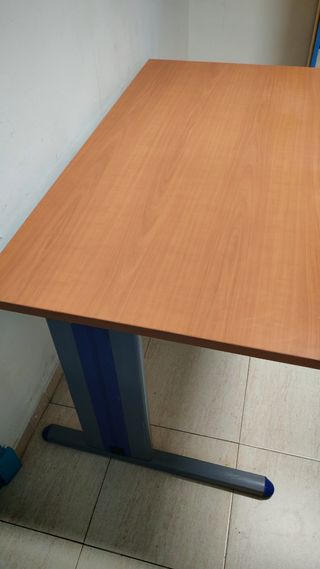 Mesa de despacho de madera marrón 