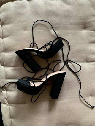 Sandalias de plataforma con tiras negras
