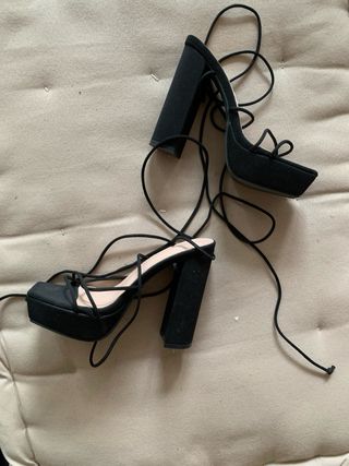 Sandalias de plataforma con tiras negras