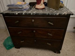 Cómoda de madera con tapa de mármol