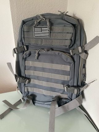 Mochila Táctica Gris con Bandera Americana