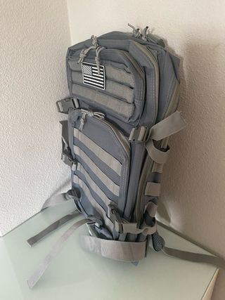 Mochila Táctica Gris con Bandera Americana
