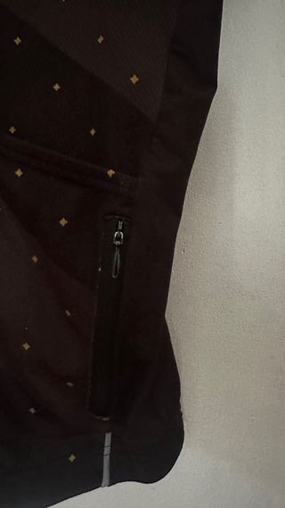 Maillot GORE con puntos dorados