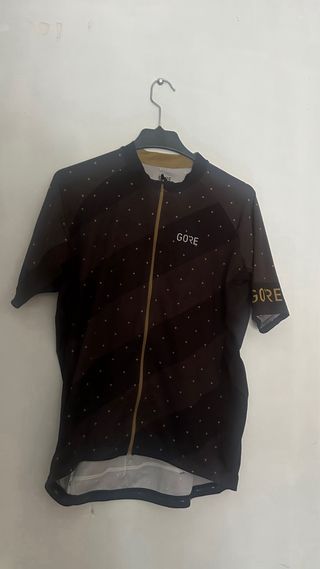 Maillot GORE con puntos dorados