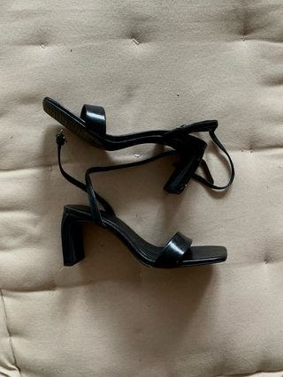 Sandalias tacón medio tiras negras