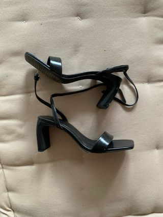 Sandalias tacón medio tiras negras
