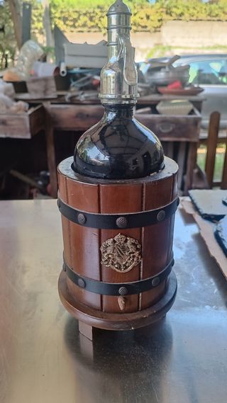 Porta bottiglie in legno con bottiglia