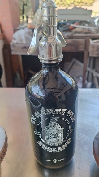 Porta bottiglie in legno con bottiglia