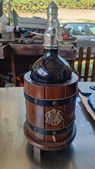 Porta bottiglie in legno con bottiglia