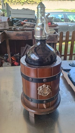 Porta bottiglie in legno con bottiglia