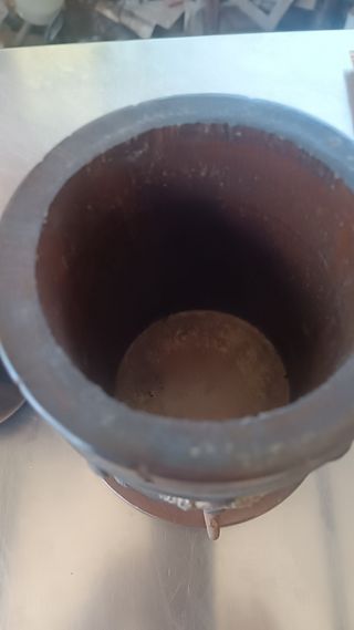 Porta bottiglie in legno con bottiglia