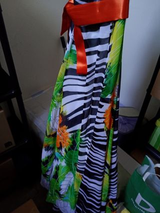 Vestido floral con fajín naranja. Marca Savuko