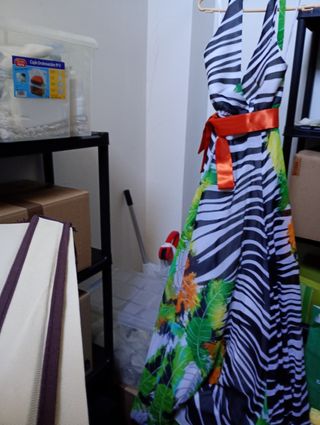 Vestido floral con fajín naranja. Marca Savuko
