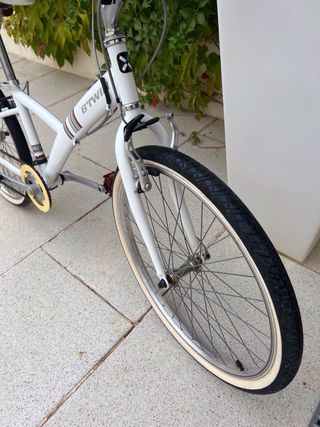 Bicicleta B-twin blanca