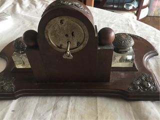 Escritorio de madera de nogal y plata