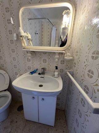 Mueble lavabo con espejo y toallero