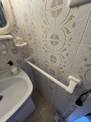 Mueble lavabo con espejo y toallero