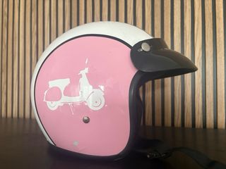 Casco rosa con dibujo de moto. Talla S adulto.